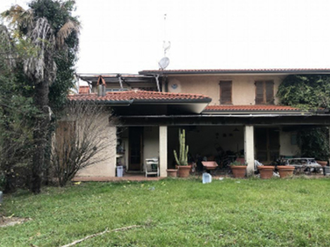 villa frazione Capezzano Pianore, Via Paduletto n. 181 CAMAIORE